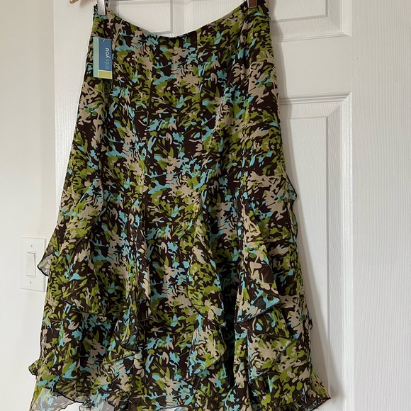 Lovely new long flounce skirt with side zipper. - Picture 2 of 9